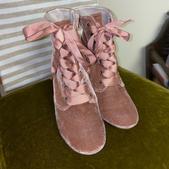 NWOT Kenneth Cole Suede Booties - Picture 3 of 3